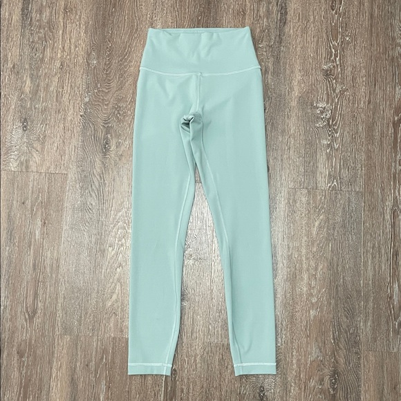 Like New Lululemon Matching Set. Size Top 6/Bottom 4 - Picture 4 of 10